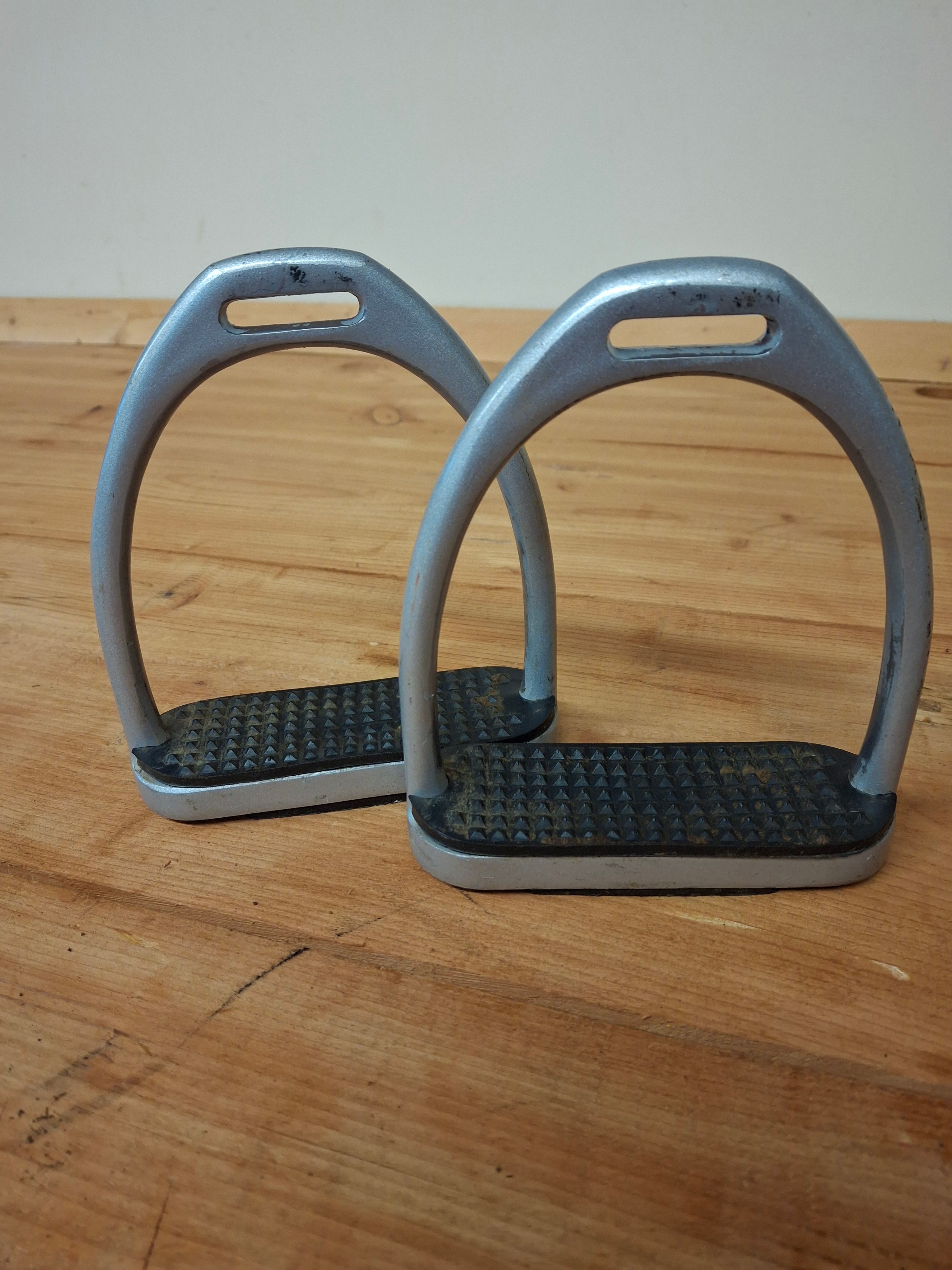 Used Aluminum Fillis Stirrup Irons