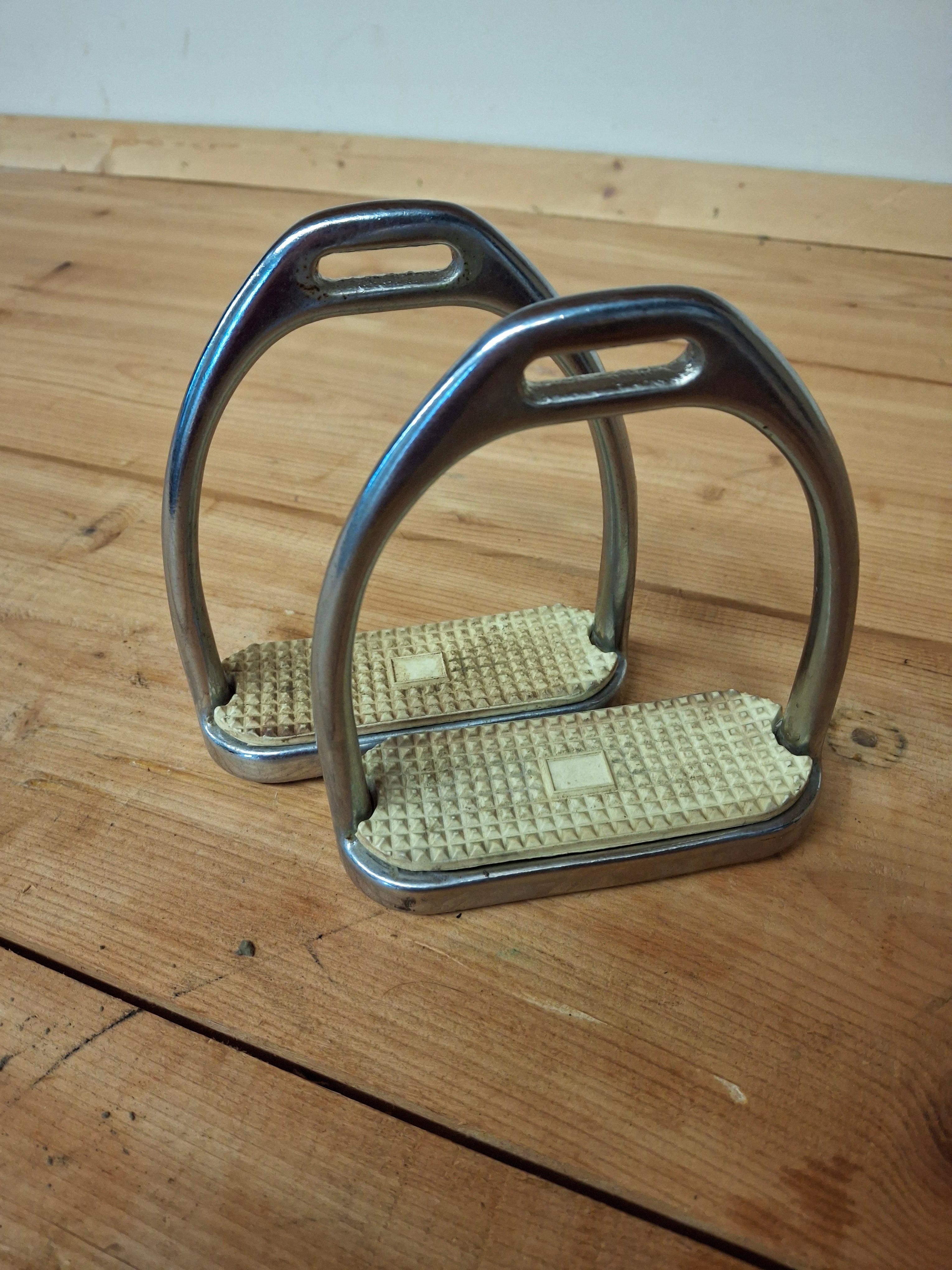 Used Fillis Stirrup Irons