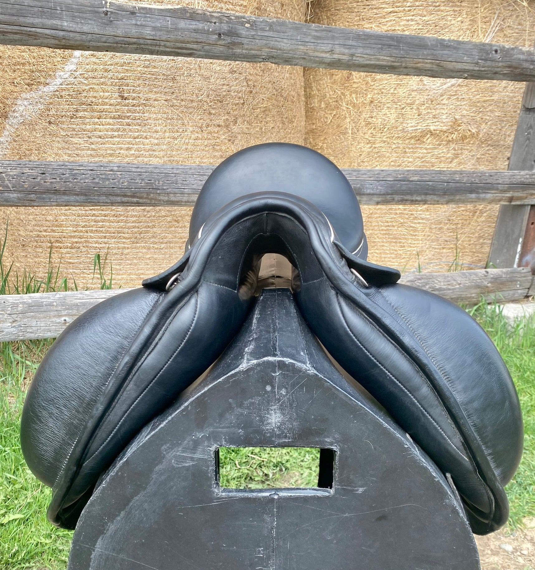 Used Custom Advantage Mono 17.5" Dressage Saddle