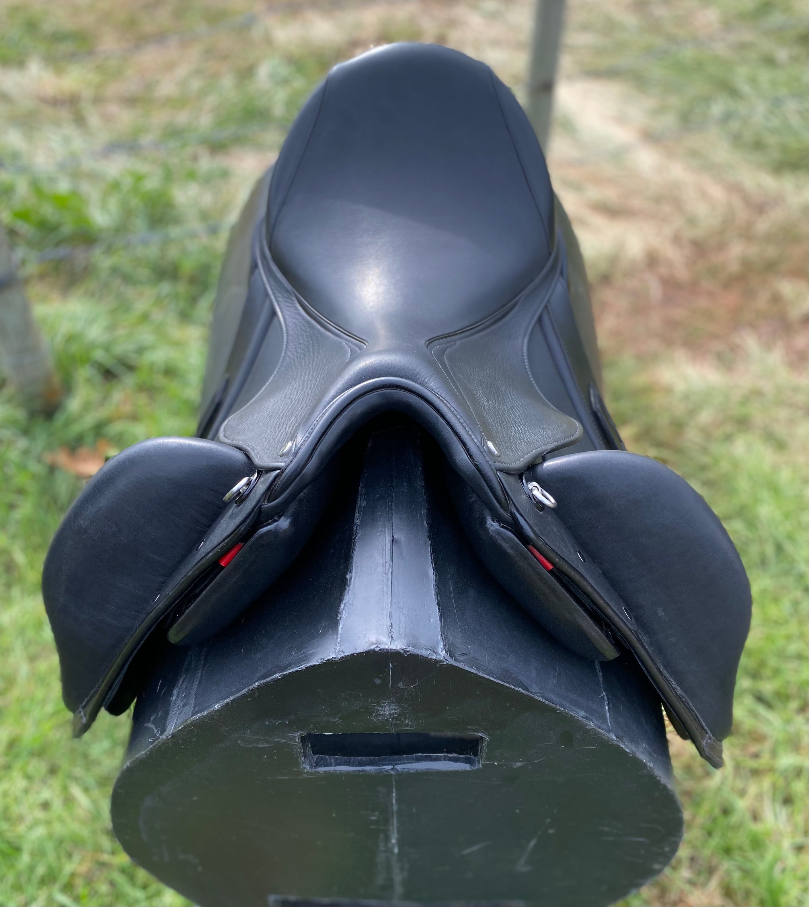 Used 17.5" Aviar Rook 1.0 Dressage Saddle